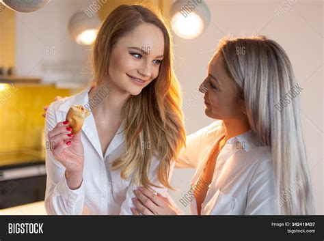 blonde lesbians have sex|lesbian.